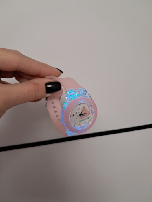 Zegarek świecący w różnych kolorach