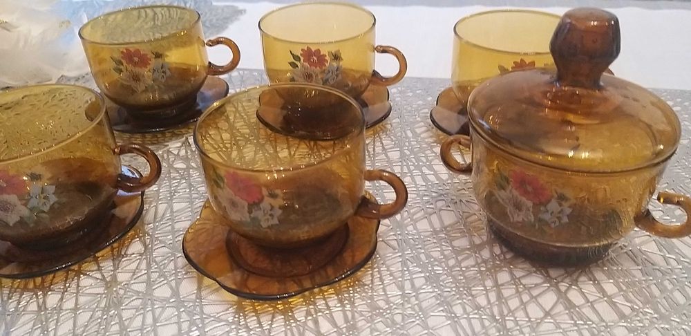 Zestaw miodowe filiżanki plus cukierniczka PRL