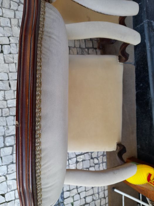 Cadeirões,  poltronas com pernas em madeira estofo veludo