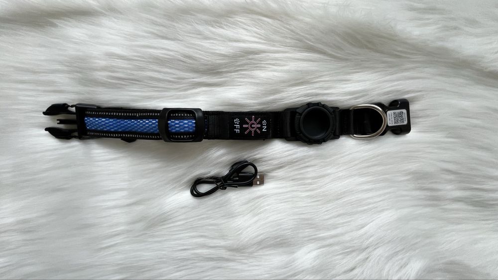 Niebieska obroża LED, rozmiar S, AirTag holder. Kod QR
