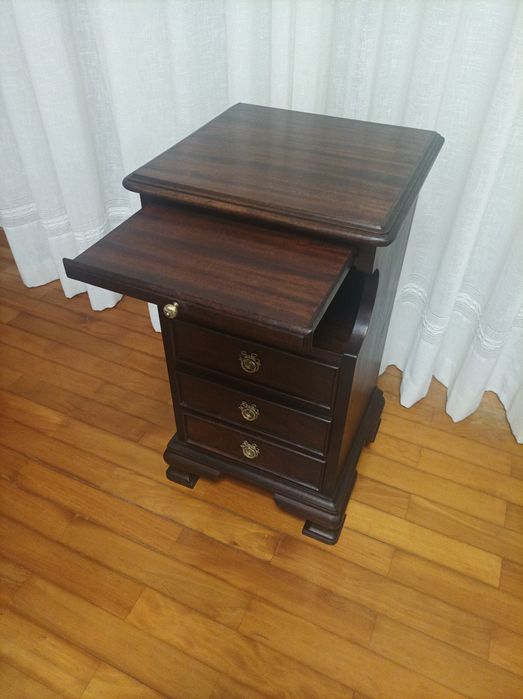 Móvel antigo de apoio restaurado estilo D Maria