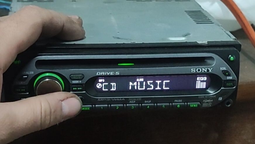 Sony Cdx-gt200e чудова магнітола з aux