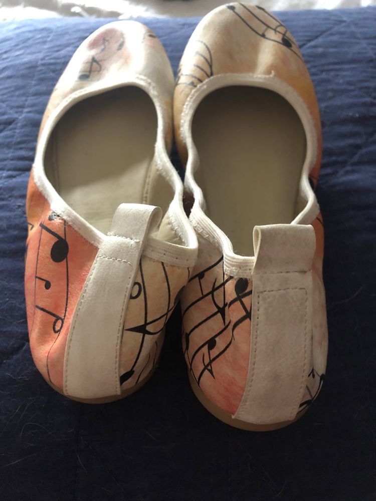 Sapatos de senhora com motivos musicais