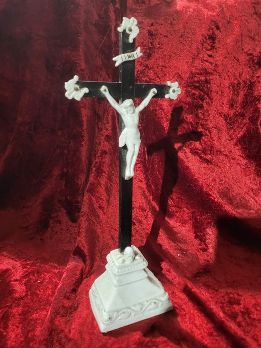 Porcelanowy krzyż dewocjonalia pasyjka