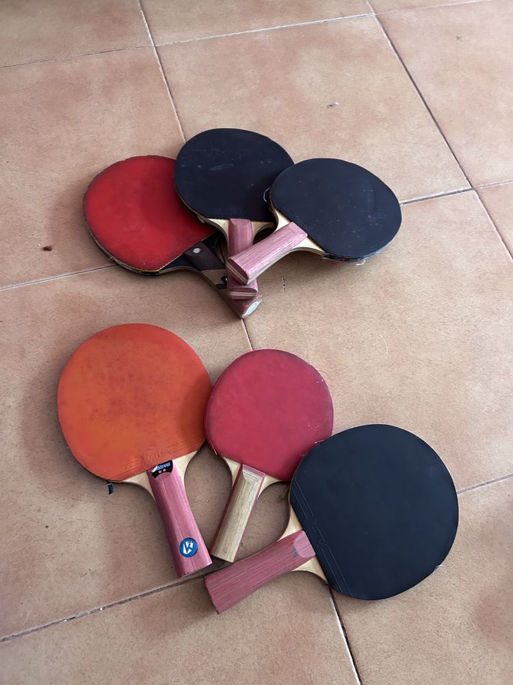 Rede e raquetes de ping pong