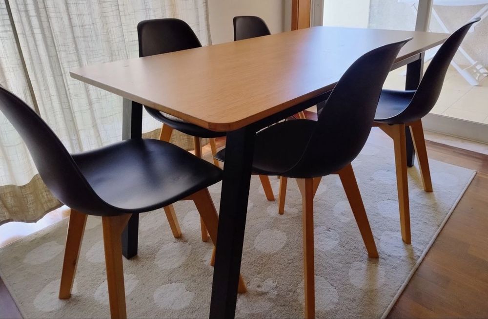 Mesa + 5 cadeiras