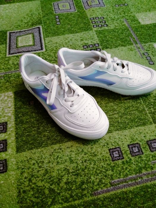 Продам жіночі кросівки