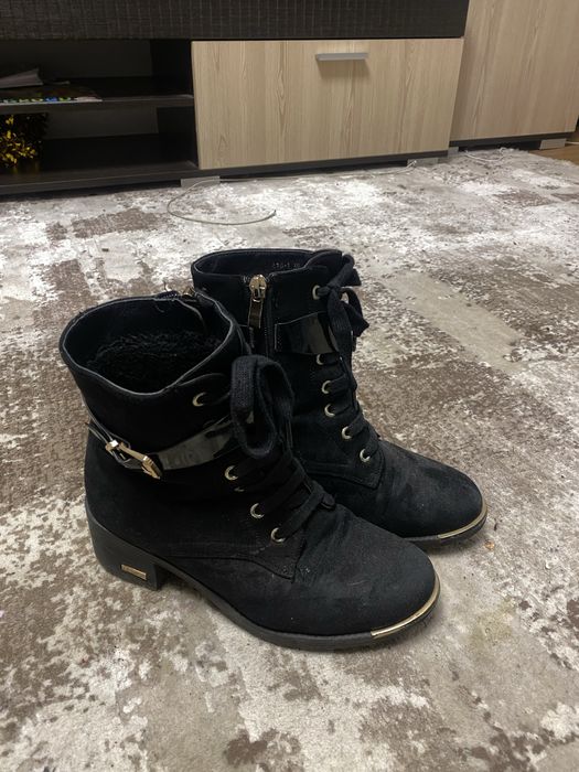 Продам жіноче зимове взуття  38 - 39 розмір
