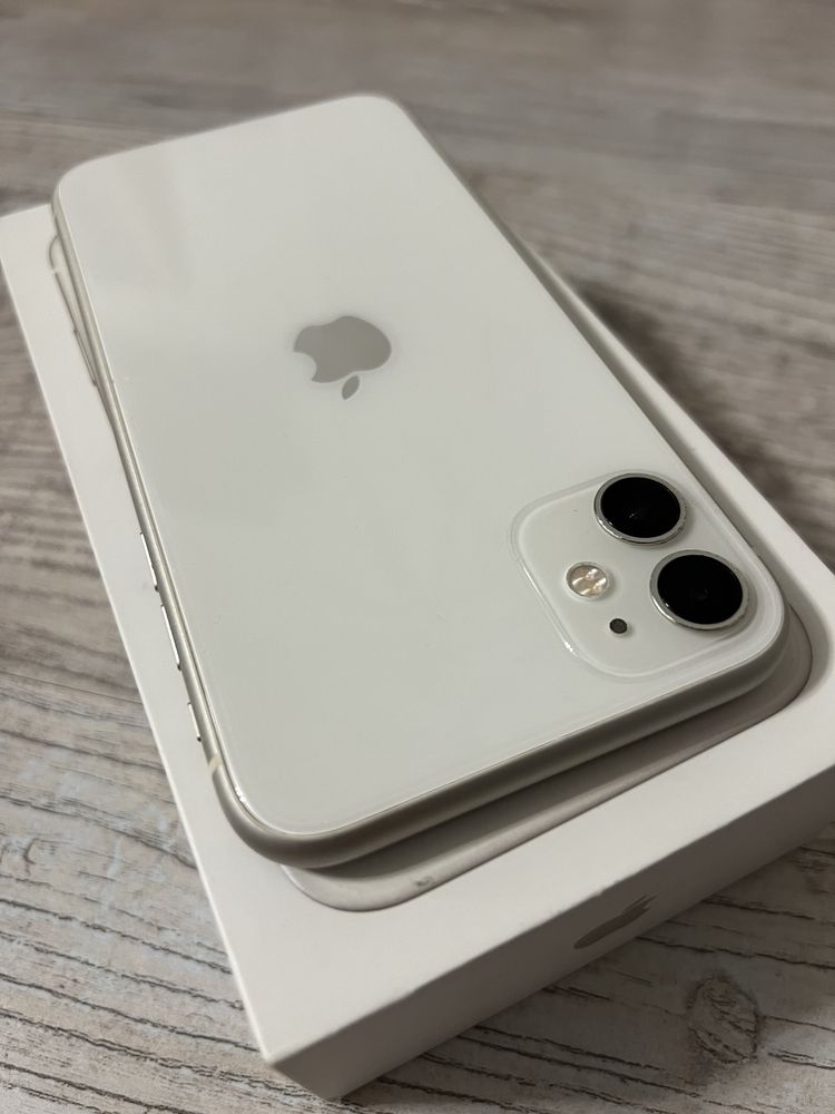 IPhone 11 білого кольору в чудовому стані