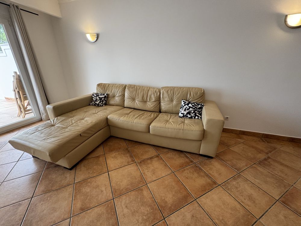 Sofa cama com chaise long faux leather bege