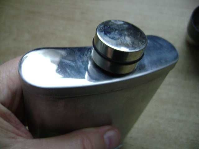 Starocie z PRL - Piersiówka angielska duża 7 OZ. + 3 kieliszki mini