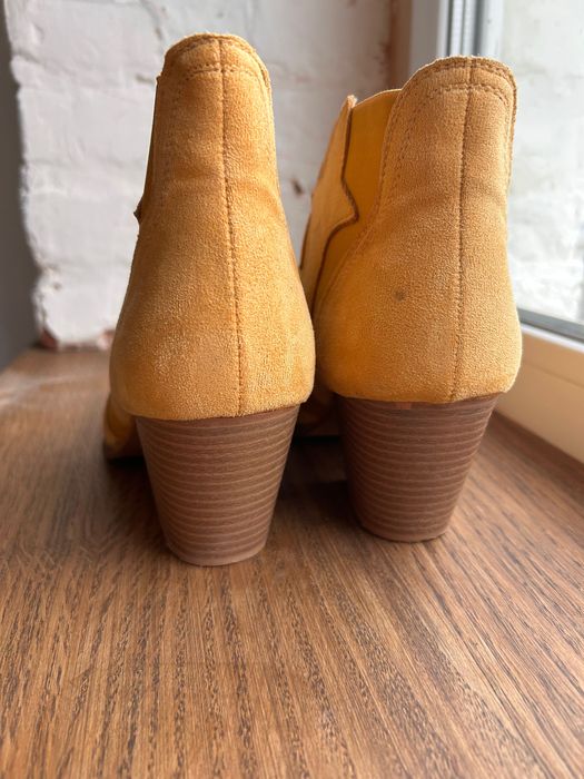 жіночі ковбойки,  чоботи з замші жовтого кольору.