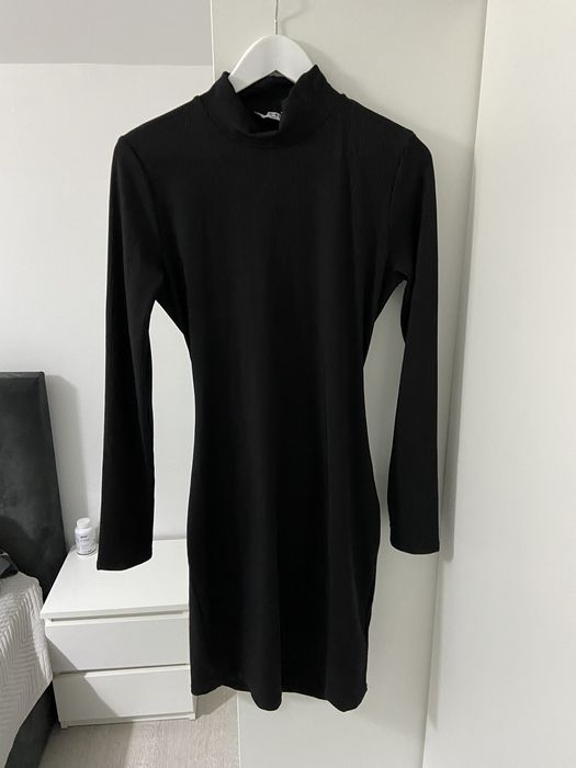 Sukienka czarna opieta z odkrytymi plecami