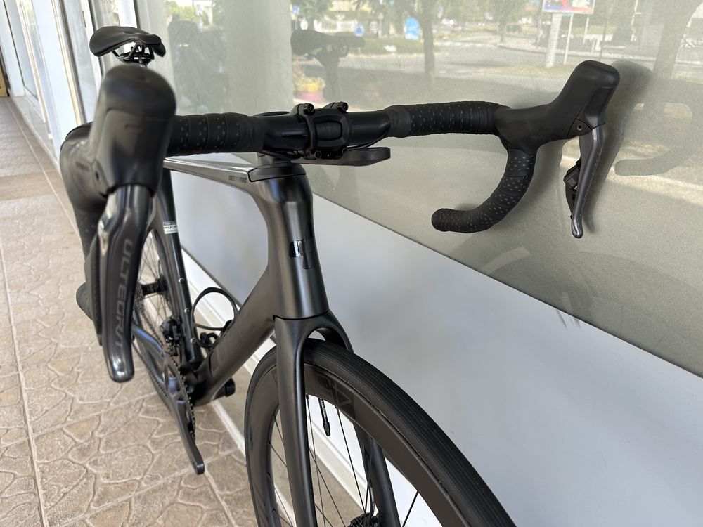 Bicicleta de estrada - ULtegra Di2 - Rodas carbono