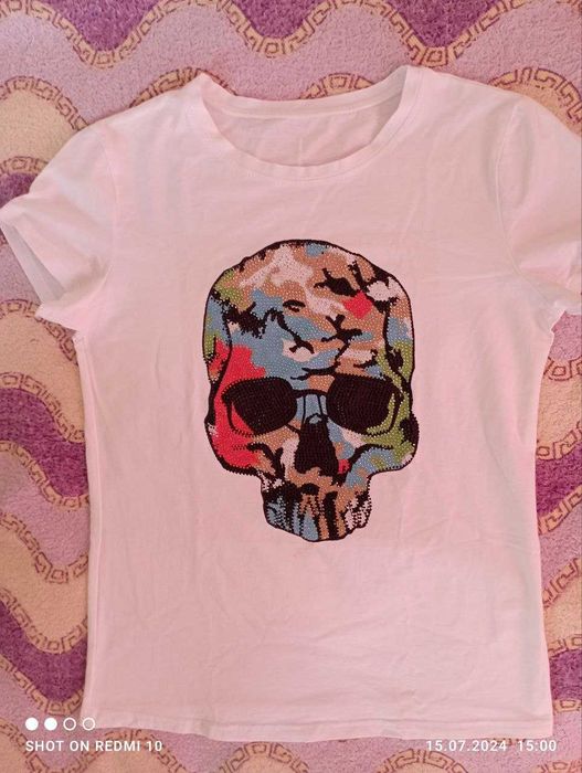 Футболка женская с гламурным черепком со стразами