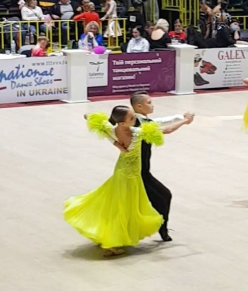 Продам сукню для стандарта