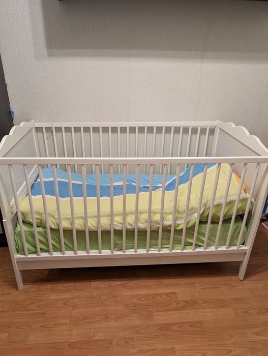 Кроватка Ikea з двома положеннями матрацу
