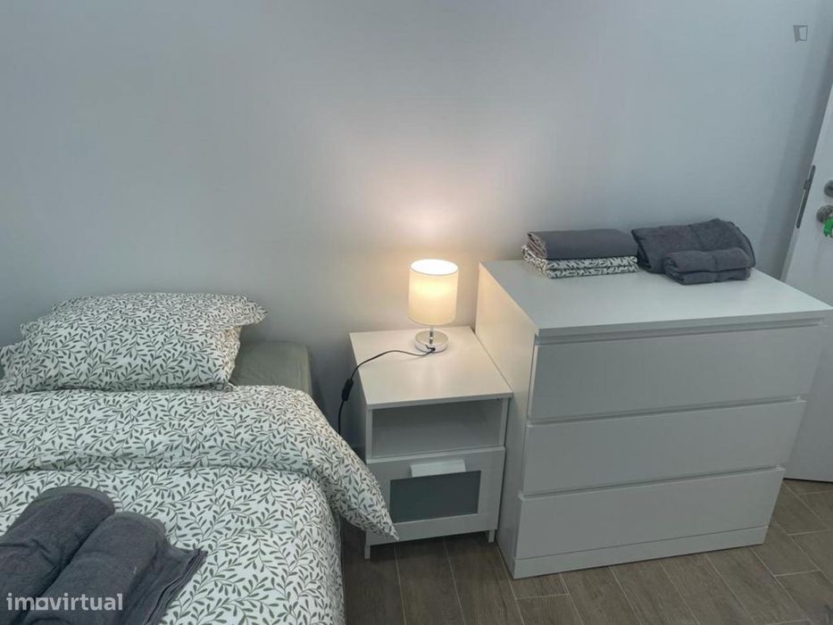 654494 - Quarto com cama de solteiro em...