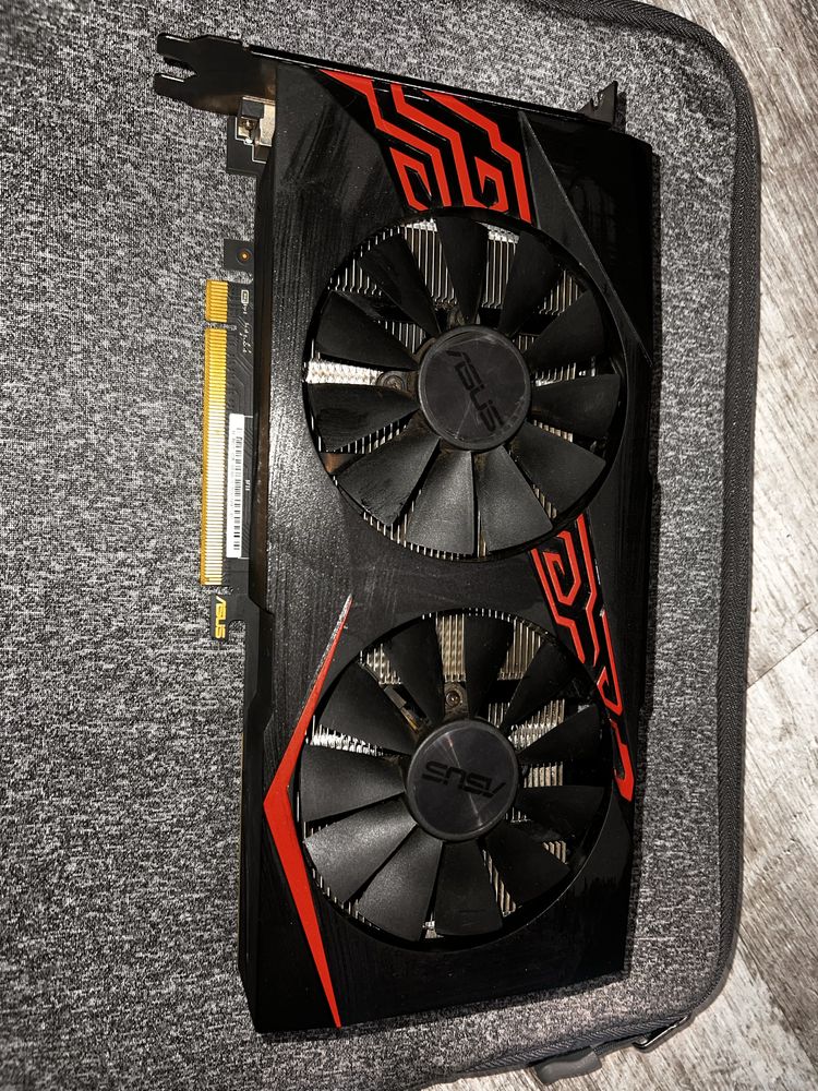 Asus RX 570 4GB.