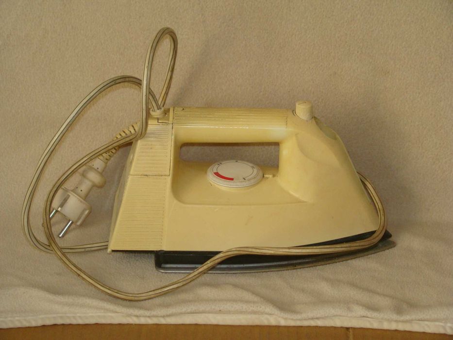 продам утюг ГЕРМАНИЯ  ROWENTA 1300 ватт с терморегулятором Б\У идеальн