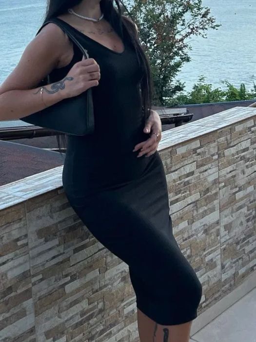 довге чорне плаття, з коротким рукавом