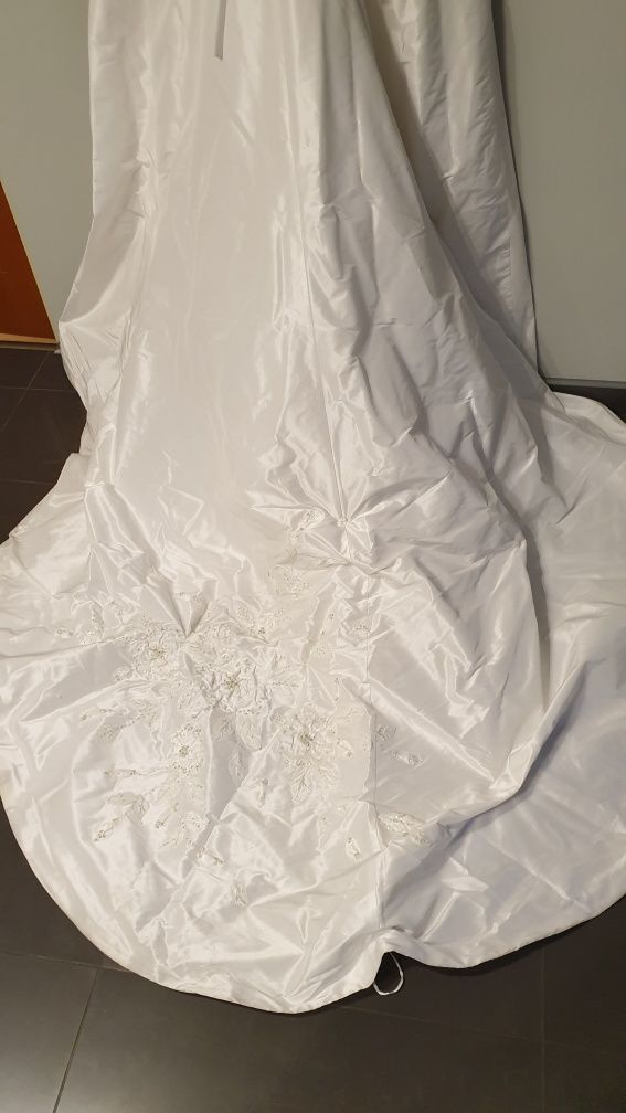 Suknia ślubna Agora z tafty z kryształkami Swarovskiego plus size