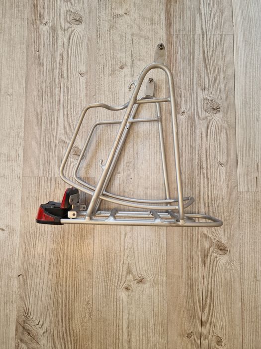 Bagażnik rowerowy tylny aluminiowy Gazelle z lampką