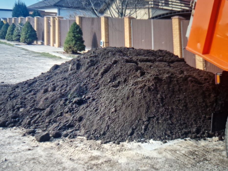 Чорнозем Пісок щебінь відсів  глина вiд 2 до 30 тон