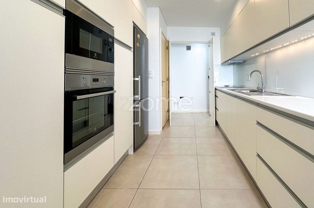 Moradia T2+1 com Quintal para Arrendamento na Lagoa