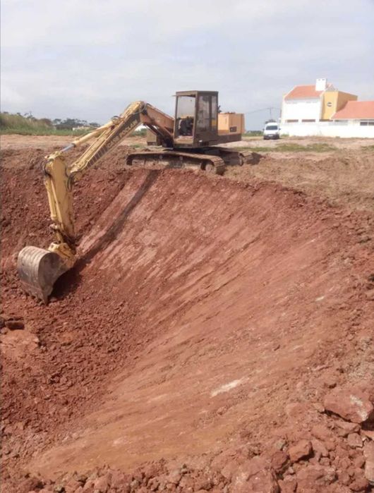 Serviços de giratória e retroescavadoura