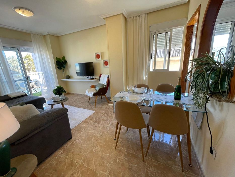 Сонячна квартира в центрі Торрев’єхи біля моря з басейном