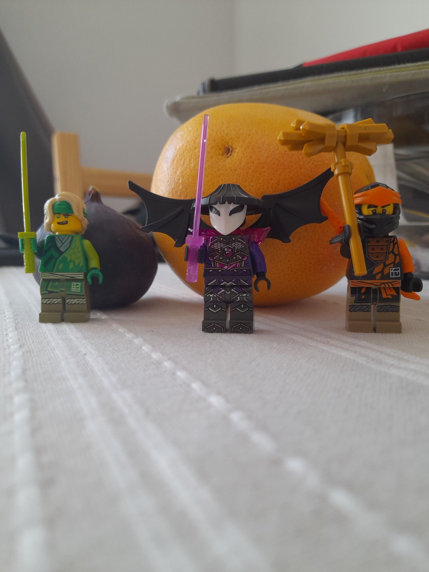 trzy figurki lego ninjago