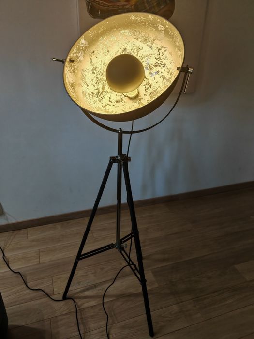 Lampa podłogowa do salonu typu studio