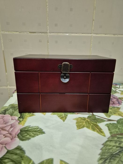 Дерев'яна скринька для прикрас