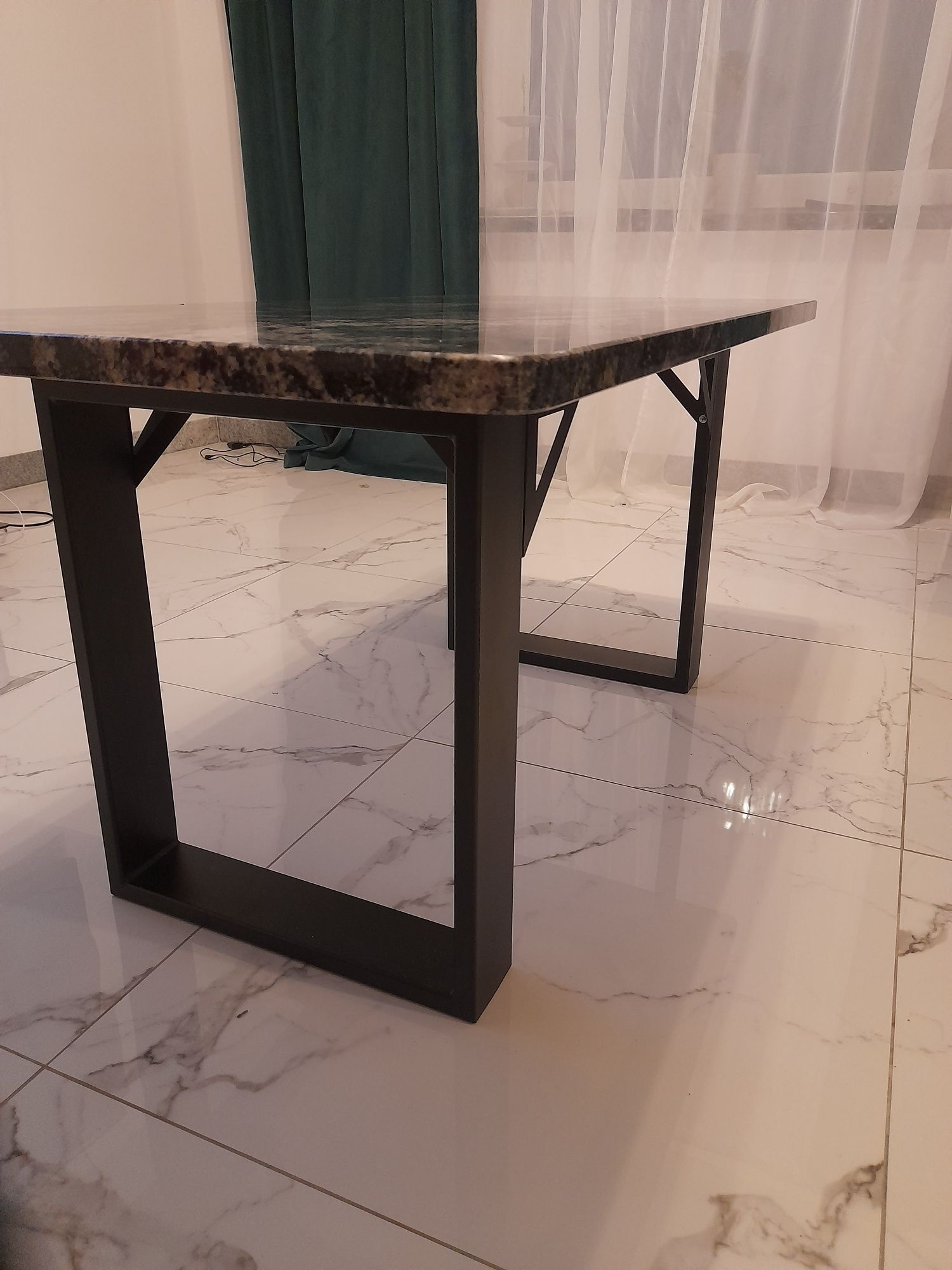 Stolik granitowy w stylu industrialnym