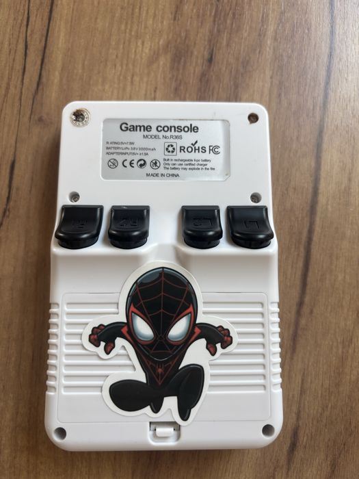 R36S konsola przenośna