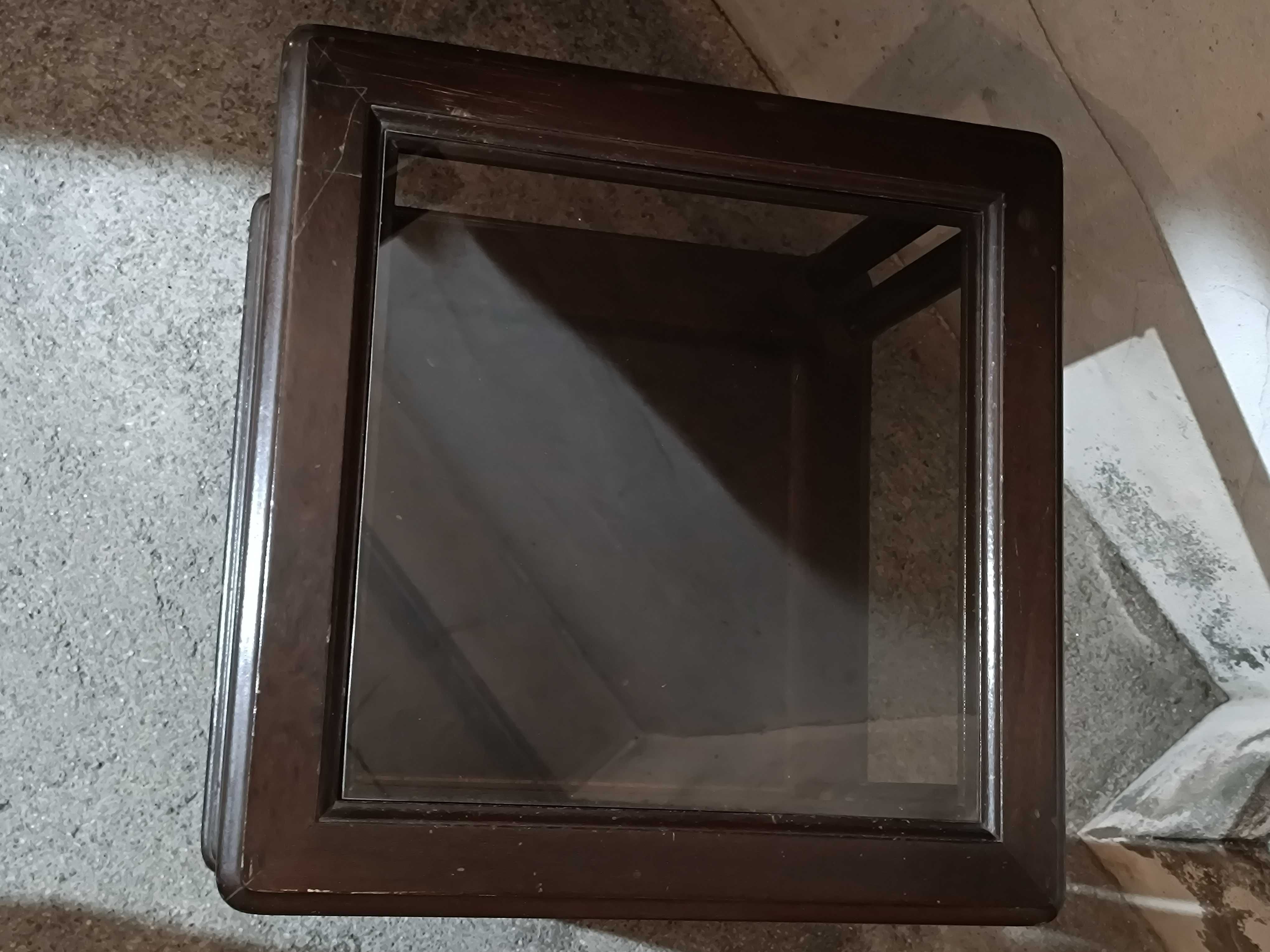 Mesa antiga de madeira e vidro