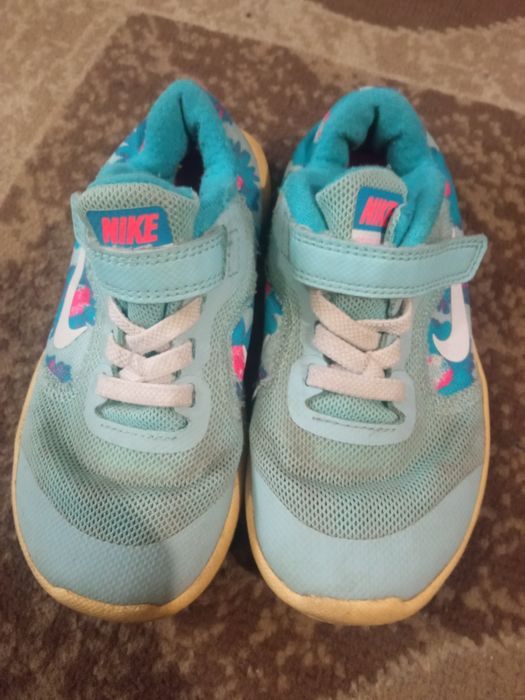 Продам фирменные кроссовки для девочки