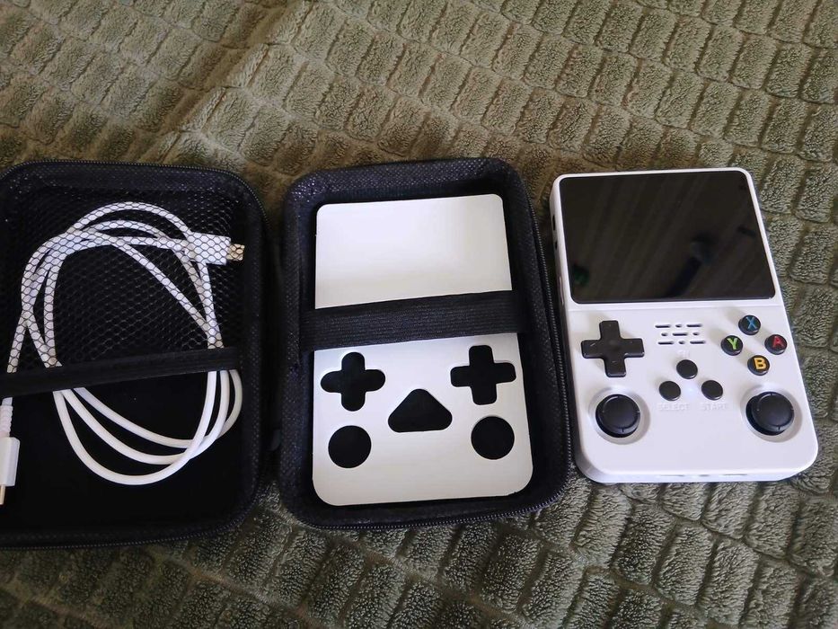 портативна консоль R36S