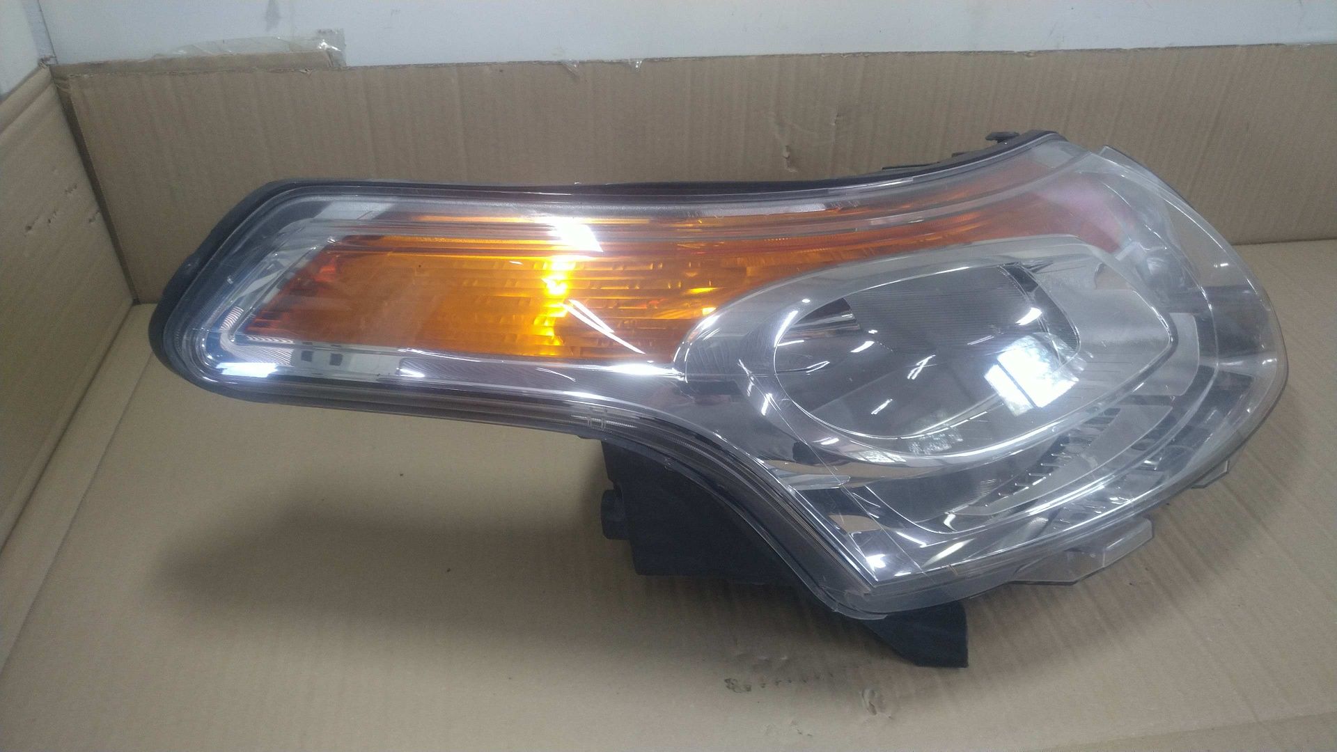 / Citroen C3 Picasso lampa prawa przednia EU