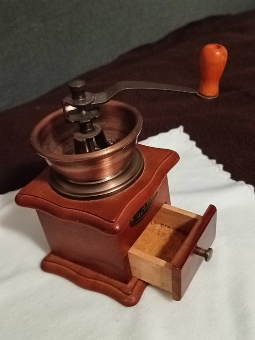 Młynek do kawy, drewniany