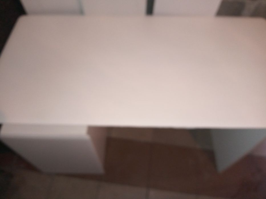 Białe biurko jak nowe