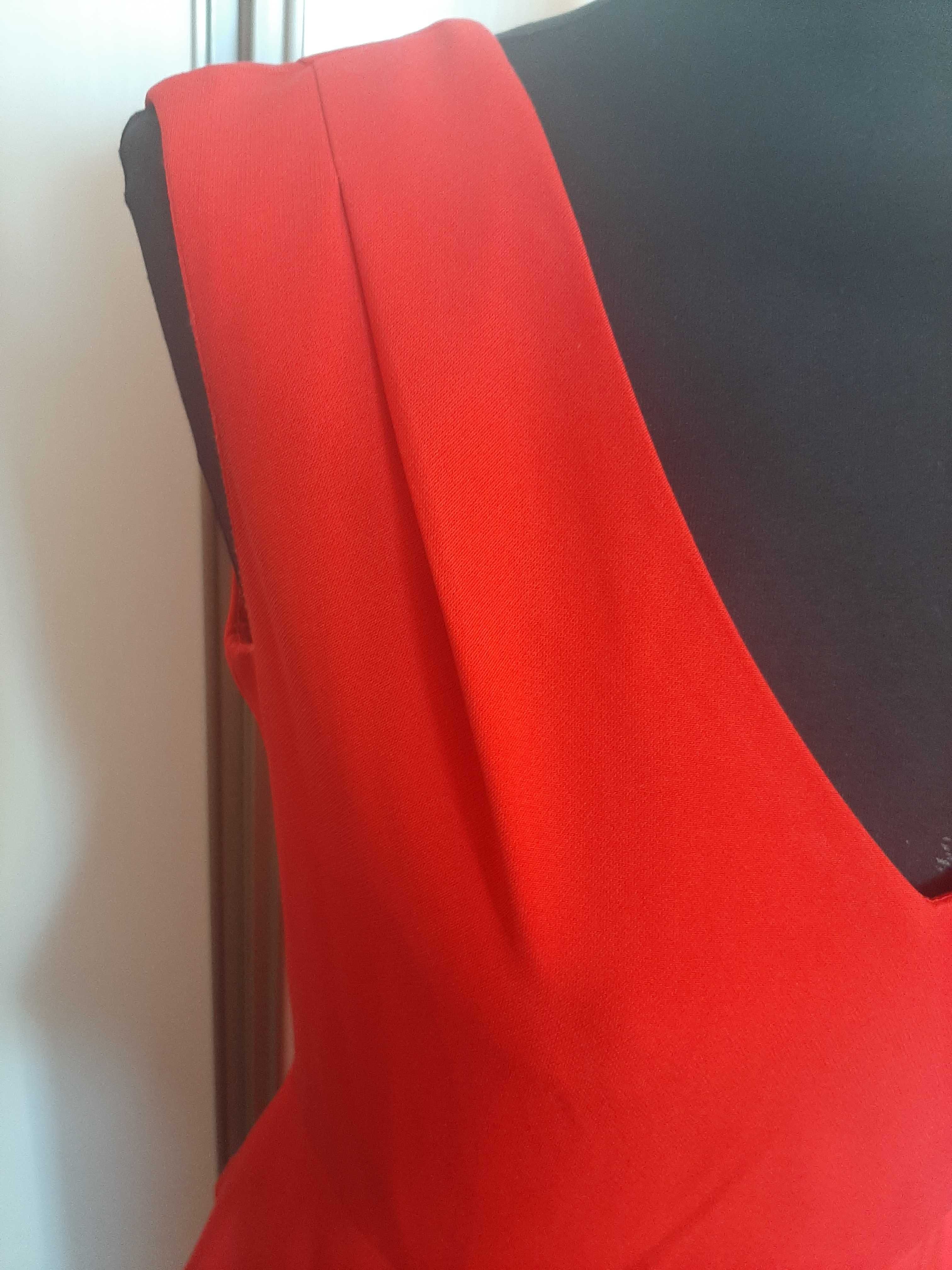 Czerwona sukienka z baskinką i wycięciami na plecach