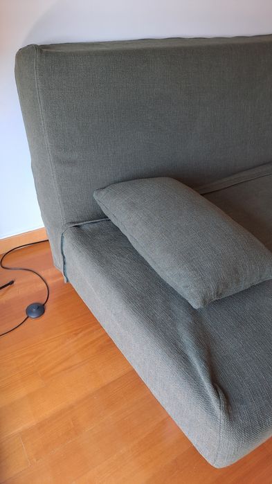 Sofá 3 lugares, sofá/cama com 2 conjuntos de capas amovíveis.