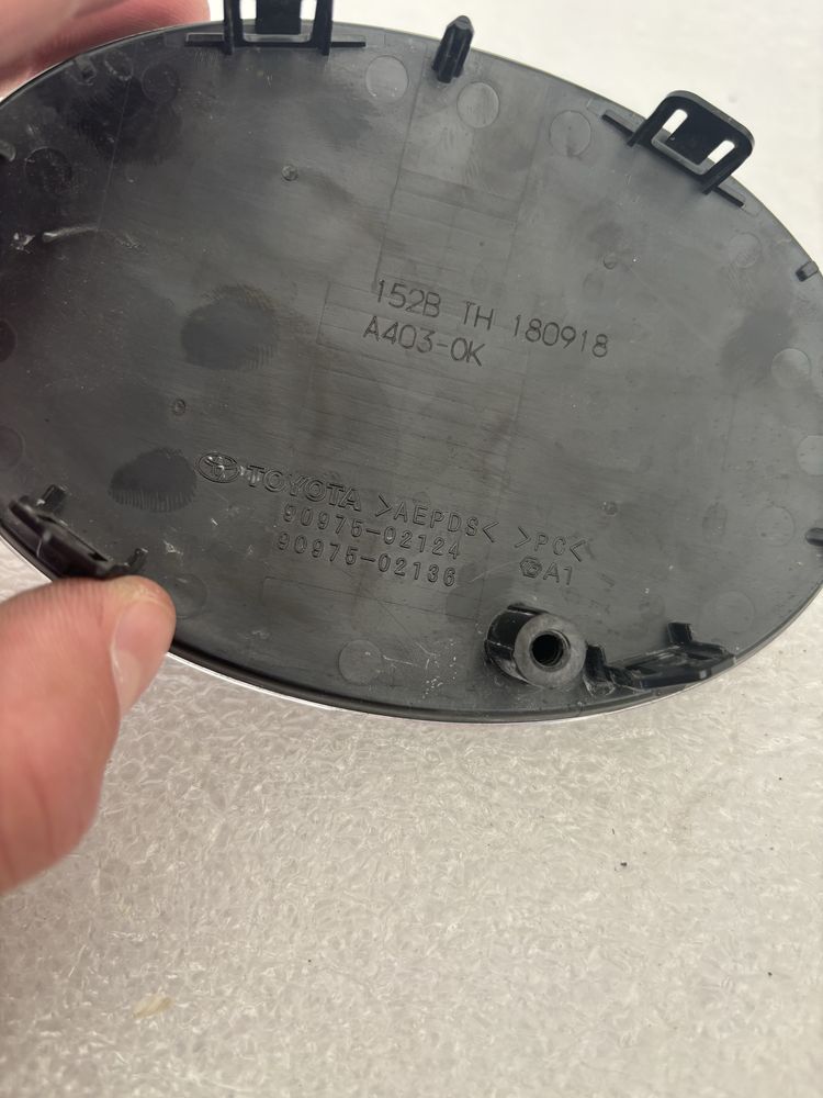 Toyota Corolla E21 sedan emblemat znaczek logo przód pod radar grilla