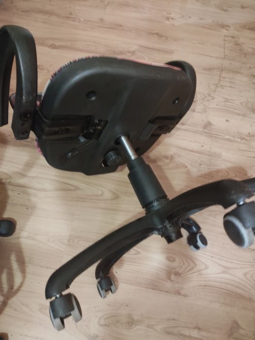 Крісла офісні на колесиках.