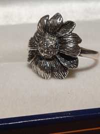 Оригинальное серебряное кольцо в виде цветка.
