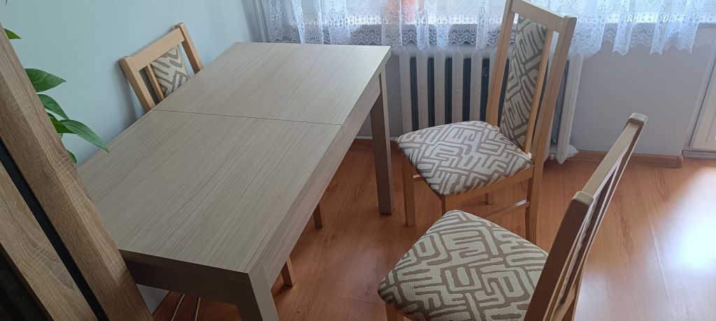 Stół z 3 krzesłami