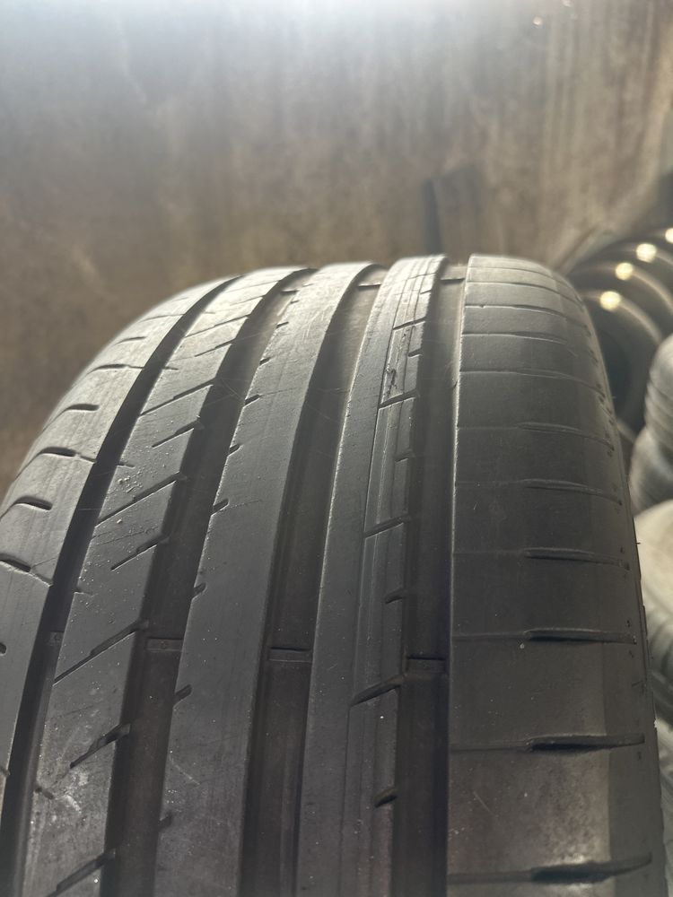 Продам пару шин 245/35R19