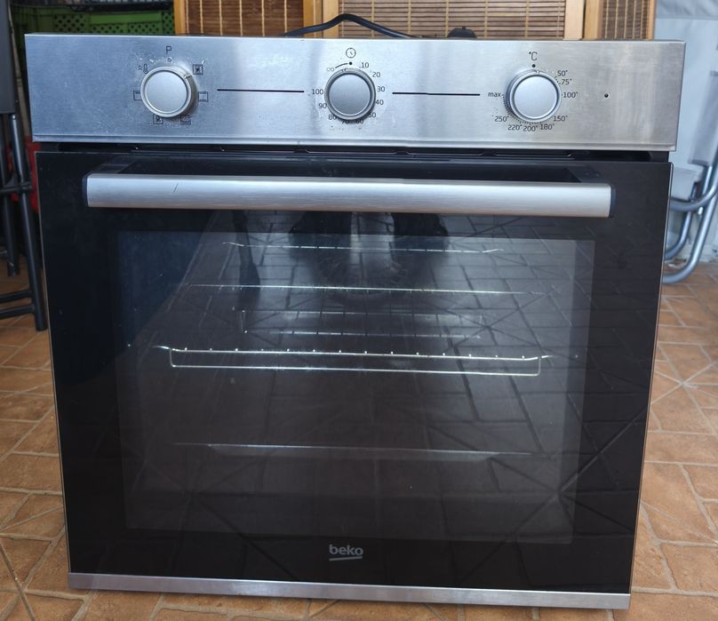 Forno de Encastrar BEKO Multifunções. Estado Novo. Torres Vedras.